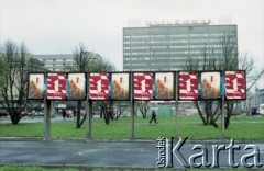 1.05.1985, Warszawa, Polska. 
Obchody Święta Pracy. Rząd okolicznościowych plakatów ustawionych na pl. Defilad w okolicy zbiegu ul. Marszałkowskiej z Alejami Jerozolimskimi. W tle widoczne Domy Towarowe 