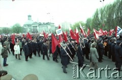 1.05.1985, Warszawa, Polska. 
Obchody Święta Pracy. Niosący flagi państwowe, czerwone sztandary i transparenty uczestnicy pochodu zmierzającego przez pl. Zwycięstwa (obecnie pl. Piłsudskiego). 
Fot. Edward Grochowicz, zbiory Ośrodka KARTA