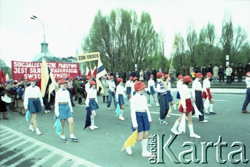 1.05.1985, Warszawa, Polska. 
Obchody Święta Pracy. Młodzież w pochodzie idącym przez plac Zwycięstwa. 
Fot. Edward Grochowicz, zbiory Ośrodka KARTA