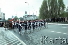 1.05.1985, Warszawa, Polska. 
Obchody Święta Pracy. Rowerzyści przejeżdżający przez plac Zwycięstwa (obecnie pl. Piłsudskiego). 
Fot. Edward Grochowicz, zbiory Ośrodka KARTA