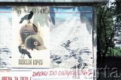 1.05.1985, Warszawa, Polska. 
Obchody Święta Pracy. Okolicznościowe plakaty. 
Fot. Edward Grochowicz, zbiory Ośrodka KARTA