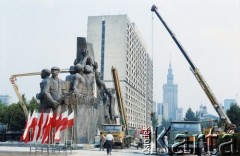 Przed 20.07.1985, Warszawa, Polska.
Montaż Pomnika Poległym w Służbie i Obronie Polski Ludowej (tzw. 