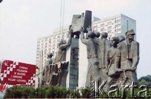 Przed 20.07.1985, Warszawa, Polska.
Montaż Pomnika Poległym w Służbie i Obronie Polski Ludowej (tzw. 