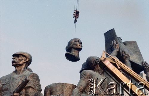 Przed 20.07.1985, Warszawa, Polska.
Montaż Pomnika Poległym w Służbie i Obronie Polski Ludowej (tzw. 