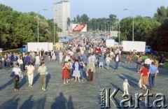 22.07.1985, Warszawa, Polska.
Festyn na błoniach Stadionu X-lecia z okazji Święta Odrodzenia Polski (22 Lipca), na zdjęciu uczestnicy festynu w alei przed stadionem od strony Ronda Waszyngtona.
Fot. Edward Grochowicz, zbiory Ośrodka KARTA