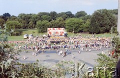 22.07.1985, Warszawa, Polska.
Festyn na błoniach Stadionu X-lecia z okazji Święta Odrodzenia Polski (22 Lipca), na zdjęciu występy na estradzie przy alei Zielenieckiej.
Fot. Edward Grochowicz, zbiory Ośrodka KARTA