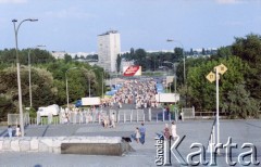 22.07.1985, Warszawa, Polska.
Festyn na błoniach Stadionu X-lecia z okazji Święta Odrodzenia Polski (22 Lipca), na zdjęciu uczestnicy festynu w alei przed stadionem od strony Ronda Waszyngtona.
Fot. Edward Grochowicz, zbiory Ośrodka KARTA