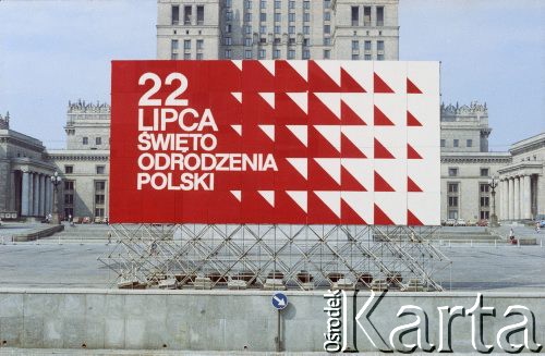 22.07.1985, Warszawa, Polska.
Święto Odrodzenia Polski (22 Lipca), na zdjęciu dekoracja propagandowa na placu Defilad.
Fot. Edward Grochowicz, zbiory Ośrodka KARTA