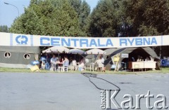 22.07.1985, Warszawa, Polska.
Festyn na błoniach Stadionu X-lecia z okazji Święta Odrodzenia Polski (22 Lipca), na zdjęciu stoisko gastronomiczne Centrali Rybnej.
Fot. Edward Grochowicz, zbiory Ośrodka KARTA