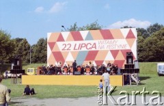 22.07.1985, Warszawa, Polska.
Festyn na błoniach Stadionu X-lecia z okazji Święta Odrodzenia Polski (22 Lipca), na zdjęciu występ orkiestry górniczej na estradzie przy alei Zielenieckiej.
Fot. Edward Grochowicz, zbiory Ośrodka KARTA