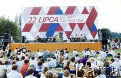 22.07.1985, Warszawa, Polska.
Festyn na błoniach Stadionu X-lecia z okazji Święta Odrodzenia Polski (22 Lipca), na zdjęciu występ wojskowego zespołu na estradzie przy alei Zielenieckiej.
Fot. Edward Grochowicz, zbiory Ośrodka KARTA