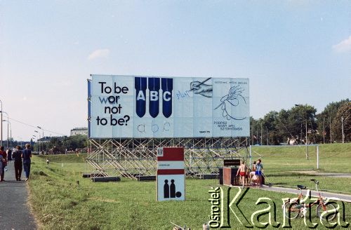 22.07.1985, Warszawa, Polska.
Festyn na błoniach Stadionu X-lecia z okazji Święta Odrodzenia Polski (22 Lipca), na zdjęciu dekoracje antywojenne i zajęcia sportowe.
Fot. Edward Grochowicz, zbiory Ośrodka KARTA