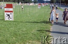 22.07.1985, Warszawa, Polska.
Festyn na błoniach Stadionu X-lecia z okazji Święta Odrodzenia Polski (22 Lipca), na zdjęciu zajęcia sportowe.
Fot. Edward Grochowicz, zbiory Ośrodka KARTA