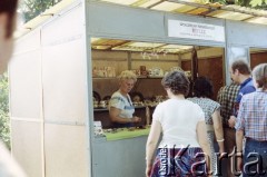 22.07.1985, Warszawa, Polska.
Festyn na błoniach Stadionu X-lecia z okazji Święta Odrodzenia Polski (22 Lipca), na zdjęciu stoisko Spółdzielni Reflex na kiermaszu handlowym.
Fot. Edward Grochowicz, zbiory Ośrodka KARTA