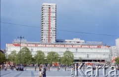 22.07.1985, Warszawa, Polska.
Święto Odrodzenia Polski (22 Lipca), na zdjęciu dekoracje i hasła propagandowe na Domu Towarowym Junior przy placu Defilad.
Fot. Edward Grochowicz, zbiory Ośrodka KARTA