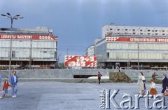 22.07.1985, Warszawa, Polska.
Święto Odrodzenia Polski (22 Lipca), na zdjęciu dekoracje i hasła propagandowe na Domach Towarowych Centrum przy placu Defilad.
Fot. Edward Grochowicz, zbiory Ośrodka KARTA