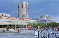 22.07.1985, Warszawa, Polska.
Święto Odrodzenia Polski (22 Lipca), na zdjęciu dekoracje i hasła propagandowe na Domach Towarowych Centrum przy placu Defilad.
Fot. Edward Grochowicz, zbiory Ośrodka KARTA
