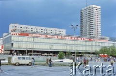 22.07.1985, Warszawa, Polska.
Święto Odrodzenia Polski (22 Lipca), na zdjęciu dekoracje i hasła propagandowe na Domu Towarowym Sawa przy placu Defilad.
Fot. Edward Grochowicz, zbiory Ośrodka KARTA