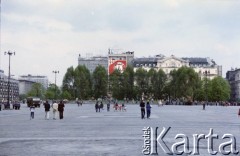 22.07.1985, Warszawa, Polska.
Święto Odrodzenia Polski (22 Lipca), na zdjęciu plac Defilad, dekoracje w alejach Jerozolimskich.
Fot. Edward Grochowicz, zbiory Ośrodka KARTA