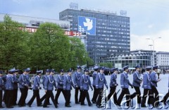 22.07.1985, Warszawa, Polska.
Uroczysta defilada na placu Defilad z okazji Święta Odrodzenia Polski (22 Lipca), na zdjęciu funkcjonariusze Milicji Obywatelskiej.
Fot. Edward Grochowicz, zbiory Ośrodka KARTA