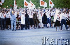 22.07.1985, Warszawa, Polska.
Uroczysta defilada na placu Defilad z okazji Święta Odrodzenia Polski (22 Lipca), na zdjęciu aktywiści Związku Socjalistycznej Młodzieży Polski.
Fot. Edward Grochowicz, zbiory Ośrodka KARTA