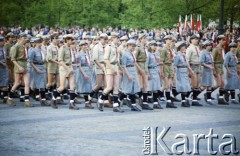 22.07.1985, Warszawa, Polska.
Uroczysta defilada na placu Defilad z okazji Święta Odrodzenia Polski (22 Lipca), na zdjęciu harcerze.
Fot. Edward Grochowicz, zbiory Ośrodka KARTA