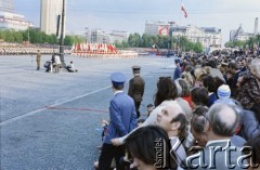 22.07.1985, Warszawa, Polska.
Uroczysta defilada na placu Defilad z okazji Święta Odrodzenia Polski (22 Lipca), na zdjęciu widzowie.
Fot. Edward Grochowicz, zbiory Ośrodka KARTA
