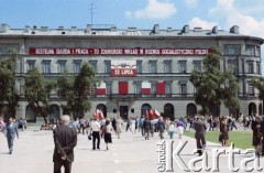 22.07.1985, Warszawa, Polska.
Święto Odrodzenia Polski (22 Lipca), na zdjęciu udekorowany gmach (tzw. dom bez kantów) przy placu Zwycięstwa (obecnie plac Piłsudskiego).
Fot. Edward Grochowicz, zbiory Ośrodka KARTA