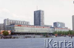 22.07.1985, Warszawa, Polska.
Święto Odrodzenia Polski (22 Lipca), na zdjęciu dekoracje i hasła propagandowe na Domach Towarowych Centrum przy placu Defilad.
Fot. Edward Grochowicz, zbiory Ośrodka KARTA