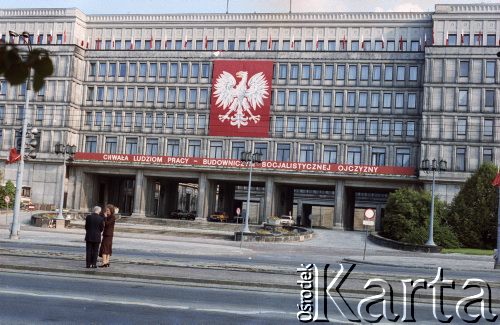 22.07.1985, Warszawa, Polska.
Święto Odrodzenia Polski (22 Lipca), na zdjęciu udekorowany gmach Komitetu Centralnego PZPR.
Fot. Edward Grochowicz, zbiory Ośrodka KARTA