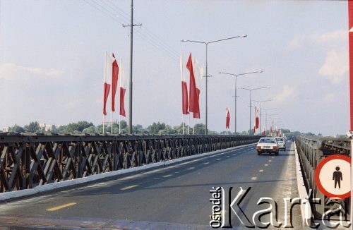 22.07.1985, Warszawa, Polska.
Most Syreny wkrótce po oddaniu do użytku. Został zbudowany w trzy miesiące przez wojsko jako przeprawa zastępcza na czas remontu mostu Poniatowskiego.
Fot. Edward Grochowicz, zbiory Ośrodka KARTA