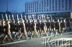9.05.1985, Warszawa, Polska.
Dzień Zwycięstwa. Uroczyste obchody 40. rocznicy zakończenia II wojny światowej na placu Zwycięstwa (obecnie plac Piłsudskiego) z udziałem przedstawicieli formacji ludowego Wojska Polskiego. Na zdjęciu defilada żołnierzy ludowego Wojska Polskiego. Na dalszym planie budynek hotelu Victoria.
Fot. Edward Grochowicz, zbiory Ośrodka KARTA.