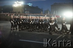 9.05.1985, Warszawa, Polska.
Dzień Zwycięstwa. Uroczyste obchody 40. rocznicy zakończenia II wojny światowej na placu Zwycięstwa (obecnie plac Piłsudskiego) z udziałem przedstawicieli formacji ludowego Wojska Polskiego. Na zdjęciu przemarsz żołnierzy Marynarki Wojennej. Na dalszym planie budynek hotelu Europejskiego.
Fot. Edward Grochowicz, zbiory Ośrodka KARTA.