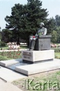 1985, Warszawa, Polska.
Uroczystości związane z odsłonięciem pomnika Ignacego Jana Paderewskiego w nowym miejscu - w Parku Ujazdowskim. Odlana z brązu rzeźba projektu Michała Kamieńskiego od 1978 ustawiona była przy ul. Okólnik, w sąsiedztwie Pałacu Ostrogskich i Państwowej Wyższej Szkoły Muzycznej. W 1985 roku pomnik przeniesiono i ustawiono w nowej lokalizacji, naprzeciwko wejścia do Parku Ujazdowskiego. Na zdjęciu ustawiony na kamiennym postumencie pomnik - pełnopostaciowa, odlana w brązie rzeźba przedstawiająca Ignacego Jana Paderewskiego siedzącego w fotelu.
Fot. Edward Grochowicz, zbiory Ośrodka KARTA.
