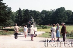 1985, Warszawa, Polska.
Uroczystości związane z odsłonięciem pomnika Ignacego Jana Paderewskiego w nowym miejscu - w Parku Ujazdowskim. Odlana z brązu rzeźba projektu Michała Kamieńskiego od 1978 ustawiona była przy ul. Okólnik, w sąsiedztwie Pałacu Ostrogskich i Państwowej Wyższej Szkoły Muzycznej. W 1985 roku pomnik przeniesiono i ustawiono w nowej lokalizacji, naprzeciwko wejścia do Parku Ujazdowskiego. Na zdjęciu uczestnicy uroczystości oraz spacerowicze przed pomnikiem.
Fot. Edward Grochowicz, zbiory Ośrodka KARTA.