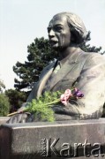 1985, Warszawa, Polska.
Uroczystości związane z odsłonięciem pomnika Ignacego Jana Paderewskiego w nowym miejscu - w Parku Ujazdowskim. Odlana z brązu rzeźba projektu Michała Kamieńskiego od 1978 ustawiona była przy ul. Okólnik, w sąsiedztwie Pałacu Ostrogskich i Państwowej Wyższej Szkoły Muzycznej. W 1985 roku pomnik przeniesiono i ustawiono w nowej lokalizacji, naprzeciwko wejścia do Parku Ujazdowskiego. Na zdjęciu pomnik - odlana w brązie rzeźba przedstawiająca Ignacego Jana Paderewskiego siedzącego w fotelu.
Fot. Edward Grochowicz, zbiory Ośrodka KARTA.