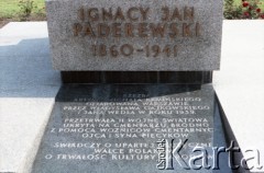 1985, Warszawa, Polska.
Uroczystości związane z odsłonięciem pomnika Ignacego Jana Paderewskiego w nowym miejscu - w Parku Ujazdowskim. Odlana z brązu rzeźba projektu Michała Kamieńskiego od 1978 ustawiona była przy ul. Okólnik, w sąsiedztwie Pałacu Ostrogskich i Państwowej Wyższej Szkoły Muzycznej. W 1985 roku pomnik przeniesiono i ustawiono w nowej lokalizacji, naprzeciwko wejścia do Parku Ujazdowskiego. Na zdjęciu kamienna płyta przy postumencie pomnika.
Fot. Edward Grochowicz, zbiory Ośrodka KARTA.