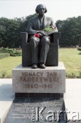 1985, Warszawa, Polska.
Uroczystości związane z odsłonięciem pomnika Ignacego Jana Paderewskiego w nowym miejscu - w Parku Ujazdowskim. Odlana z brązu rzeźba projektu Michała Kamieńskiego od 1978 ustawiona była przy ul. Okólnik, w sąsiedztwie Pałacu Ostrogskich i Państwowej Wyższej Szkoły Muzycznej. W 1985 roku pomnik przeniesiono i ustawiono w nowej lokalizacji, naprzeciwko wejścia do Parku Ujazdowskiego. Na zdjęciu ustawiony na kamiennym postumencie pomnik - pełnopostaciowa, odlana w brązie rzeźba przedstawiająca Ignacego Jana Paderewskiego siedzącego w fotelu.
Fot. Edward Grochowicz, zbiory Ośrodka KARTA.