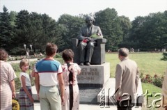 1985, Warszawa, Polska.
Uroczystości związane z odsłonięciem pomnika Ignacego Jana Paderewskiego w nowym miejscu - w Parku Ujazdowskim. Odlana z brązu rzeźba projektu Michała Kamieńskiego od 1978 ustawiona była przy ul. Okólnik, w sąsiedztwie Pałacu Ostrogskich i Państwowej Wyższej Szkoły Muzycznej. W 1985 roku pomnik przeniesiono i ustawiono w nowej lokalizacji, naprzeciwko wejścia do Parku Ujazdowskiego. Na zdjęciu uczestnicy uroczystości oraz spacerowicze przed pomnikiem.
Fot. Edward Grochowicz, zbiory Ośrodka KARTA.