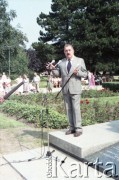 1985, Warszawa, Polska.
Uroczystości związane z odsłonięciem pomnika Ignacego Jana Paderewskiego w nowym miejscu - w Parku Ujazdowskim. Odlana z brązu rzeźba projektu Michała Kamieńskiego od 1978 ustawiona była przy ul. Okólnik, w sąsiedztwie Pałacu Ostrogskich i Państwowej Wyższej Szkoły Muzycznej. W 1985 roku pomnik przeniesiono i ustawiono w nowej lokalizacji, naprzeciwko wejścia do Parku Ujazdowskiego. Na zdjęciu pisarz i publicysta muzyczny Jerzy Waldorff wygłasza okolicznościową mowę.
Fot. Edward Grochowicz, zbiory Ośrodka KARTA.