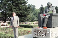 1985, Warszawa, Polska.
Uroczystości związane z odsłonięciem pomnika Ignacego Jana Paderewskiego w nowym miejscu - w Parku Ujazdowskim. Odlana z brązu rzeźba projektu Michała Kamieńskiego od 1978 ustawiona była przy ul. Okólnik, w sąsiedztwie Pałacu Ostrogskich i Państwowej Wyższej Szkoły Muzycznej. W 1985 roku pomnik przeniesiono i ustawiono w nowej lokalizacji, naprzeciwko wejścia do Parku Ujazdowskiego. Na zdjęciu pisarz i publicysta muzyczny Jerzy Waldorff wygłasza okolicznościową mowę.
Fot. Edward Grochowicz, zbiory Ośrodka KARTA.