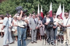 1985, Warszawa, Polska.
Uroczystości związane z odsłonięciem pomnika Ignacego Jana Paderewskiego w nowym miejscu - w Parku Ujazdowskim. Odlana z brązu rzeźba projektu Michała Kamieńskiego od 1978 ustawiona była przy ul. Okólnik, w sąsiedztwie Pałacu Ostrogskich i Państwowej Wyższej Szkoły Muzycznej. W 1985 roku pomnik przeniesiono i ustawiono w nowej lokalizacji, naprzeciwko wejścia do Parku Ujazdowskiego. Na zdjęciu pisarz i publicysta muzyczny Jerzy Waldorff w otoczeniu uczestników uroczystości i członków ekipy filmowej.
Fot. Edward Grochowicz, zbiory Ośrodka KARTA.