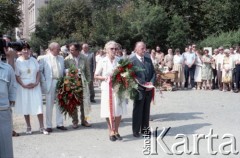 1985, Warszawa, Polska.
Uroczystości związane z odsłonięciem pomnika Ignacego Jana Paderewskiego w nowym miejscu - w Parku Ujazdowskim. Odlana z brązu rzeźba projektu Michała Kamieńskiego od 1978 ustawiona była przy ul. Okólnik, w sąsiedztwie Pałacu Ostrogskich i Państwowej Wyższej Szkoły Muzycznej. W 1985 roku pomnik przeniesiono i ustawiono w nowej lokalizacji, naprzeciwko wejścia do Parku Ujazdowskiego. Na zdjęciu uczestnicy uroczystości składają wieńce pod pomnikiem.
Fot. Edward Grochowicz, zbiory Ośrodka KARTA.