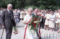 1985, Warszawa, Polska.
Uroczystości związane z odsłonięciem pomnika Ignacego Jana Paderewskiego w nowym miejscu - w Parku Ujazdowskim. Odlana z brązu rzeźba projektu Michała Kamieńskiego od 1978 ustawiona była przy ul. Okólnik, w sąsiedztwie Pałacu Ostrogskich i Państwowej Wyższej Szkoły Muzycznej. W 1985 roku pomnik przeniesiono i ustawiono w nowej lokalizacji, naprzeciwko wejścia do Parku Ujazdowskiego. Na zdjęciu uczestnicy uroczystości składają wieniec pod pomnikiem.
Fot. Edward Grochowicz, zbiory Ośrodka KARTA.