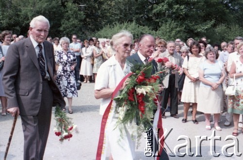 1985, Warszawa, Polska.
Uroczystości związane z odsłonięciem pomnika Ignacego Jana Paderewskiego w nowym miejscu - w Parku Ujazdowskim. Odlana z brązu rzeźba projektu Michała Kamieńskiego od 1978 ustawiona była przy ul. Okólnik, w sąsiedztwie Pałacu Ostrogskich i Państwowej Wyższej Szkoły Muzycznej. W 1985 roku pomnik przeniesiono i ustawiono w nowej lokalizacji, naprzeciwko wejścia do Parku Ujazdowskiego. Na zdjęciu uczestnicy uroczystości składają wieniec pod pomnikiem.
Fot. Edward Grochowicz, zbiory Ośrodka KARTA.