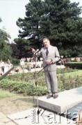 1985, Warszawa, Polska.
Uroczystości związane z odsłonięciem pomnika Ignacego Jana Paderewskiego w nowym miejscu - w Parku Ujazdowskim. Odlana z brązu rzeźba projektu Michała Kamieńskiego od 1978 ustawiona była przy ul. Okólnik, w sąsiedztwie Pałacu Ostrogskich i Państwowej Wyższej Szkoły Muzycznej. W 1985 roku pomnik przeniesiono i ustawiono w nowej lokalizacji, naprzeciwko wejścia do Parku Ujazdowskiego. Na zdjęciu pisarz i publicysta muzyczny Jerzy Waldorff wygłasza okolicznościową mowę.
Fot. Edward Grochowicz, zbiory Ośrodka KARTA.