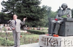 1985, Warszawa, Polska.
Uroczystości związane z odsłonięciem pomnika Ignacego Jana Paderewskiego w nowym miejscu - w Parku Ujazdowskim. Odlana z brązu rzeźba projektu Michała Kamieńskiego od 1978 ustawiona była przy ul. Okólnik, w sąsiedztwie Pałacu Ostrogskich i Państwowej Wyższej Szkoły Muzycznej. W 1985 roku pomnik przeniesiono i ustawiono w nowej lokalizacji, naprzeciwko wejścia do Parku Ujazdowskiego. Na zdjęciu pisarz i publicysta muzyczny Jerzy Waldorff wygłasza okolicznościową mowę.
Fot. Edward Grochowicz, zbiory Ośrodka KARTA.