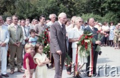 1985, Warszawa, Polska.
Uroczystości związane z odsłonięciem pomnika Ignacego Jana Paderewskiego w nowym miejscu - w Parku Ujazdowskim. Odlana z brązu rzeźba projektu Michała Kamieńskiego od 1978 ustawiona była przy ul. Okólnik, w sąsiedztwie Pałacu Ostrogskich i Państwowej Wyższej Szkoły Muzycznej. W 1985 roku pomnik przeniesiono i ustawionio w nowej lokalizacji, naprzecikwo wejścia do Parku Ujazdowskiego. Na zdjęciu uczestnicy uroczystości z okolicznościowym wieńcem.
Fot. Edward Grochowicz, zbiory Ośrodka KARTA.