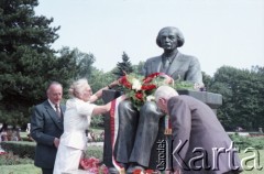 1985, Warszawa, Polska.
Uroczystości związane z odsłonięciem pomnika Ignacego Jana Paderewskiego w nowym miejscu - w Parku Ujazdowskim. Odlana z brązu rzeźba projektu Michała Kamieńskiego od 1978 ustawiona była przy ul. Okólnik, w sąsiedztwie Pałacu Ostrogskich i Państwowej Wyższej Szkoły Muzycznej. W 1985 roku pomnik przeniesiono i ustawionio w nowej lokalizacji, naprzecikwo wejścia do Parku Ujazdowskiego. Na zdjęciu uczestnicy uroczystości składają na pomniku okolicznościową wiązankę kwiatów.
Fot. Edward Grochowicz, zbiory Ośrodka KARTA.