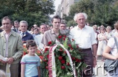 1985, Warszawa, Polska.
Uroczystości związane z odsłonięciem pomnika Ignacego Jana Paderewskiego w nowym miejscu - w Parku Ujazdowskim. Odlana z brązu rzeźba projektu Michała Kamieńskiego od 1978 ustawiona była przy ul. Okólnik, w sąsiedztwie Pałacu Ostrogskich i Państwowej Wyższej Szkoły Muzycznej. W 1985 roku pomnik przeniesiono i ustawionio w nowej lokalizacji, naprzecikwo wejścia do Parku Ujazdowskiego. Na zdjęciu uczestnicy uroczystości podczas składania pod pomnikiem okolicznościowego wieńca.
Fot. Edward Grochowicz, zbiory Ośrodka KARTA.